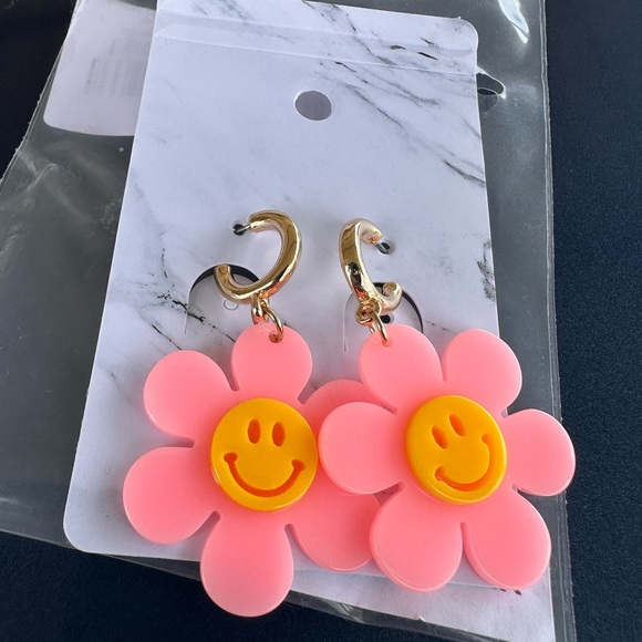 boutique Jewelry - Smiley Daisy Earrings